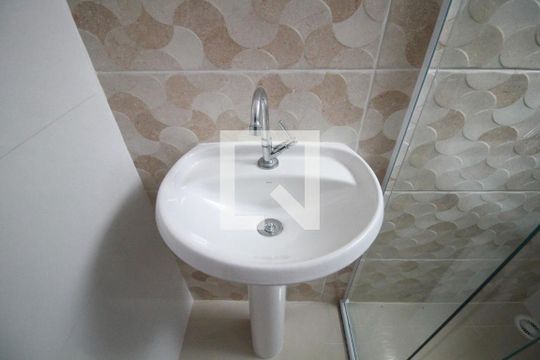banheiro de casa para alugar com 2 quartos, 48m² em Casa Verde, São Paulo