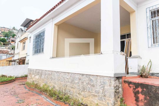 Fachada de casa à venda com 4 quartos, 700m² em Fonseca, Niterói