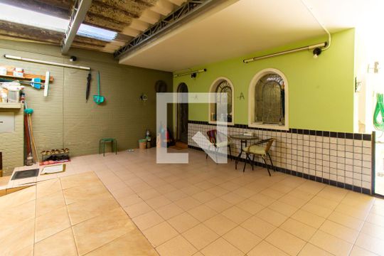 Garagem de casa à venda com 5 quartos, 205m² em Vila Guilhermina, São Paulo