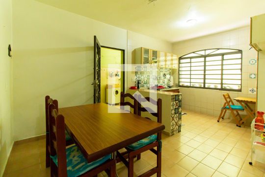 Cozinha 1 de casa à venda com 5 quartos, 205m² em Vila Guilhermina, São Paulo