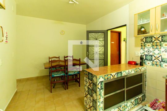 Cozinha 1 de casa à venda com 5 quartos, 205m² em Vila Guilhermina, São Paulo