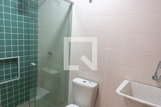 Banheiro social de kitnet/studio para alugar com 1 quarto, 27m² em Vila Florida, São Bernardo do Campo