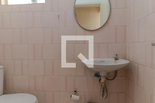 Banheiro  (Edícula) de casa para alugar com 4 quartos, 175m² em Vila Itapura, Campinas