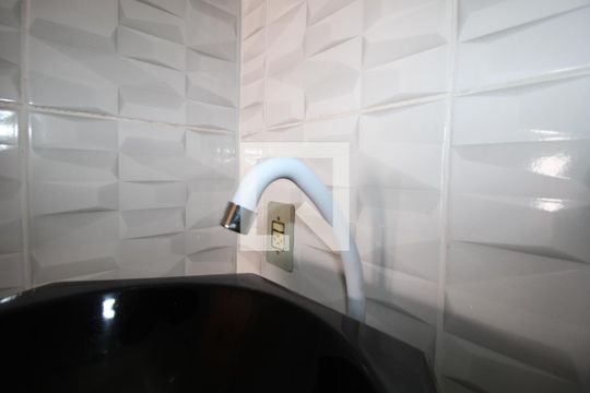 Banheiro de kitnet/studio para alugar com 1 quarto, 25m² em Parque das Universidades, Campinas