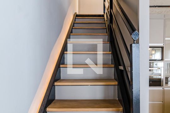 Escada de apartamento à venda com 1 quarto, 110m² em Cerqueira César, São Paulo