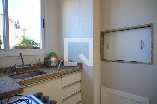 Cozinha de apartamento para alugar com 2 quartos, 73m² em Santa Cecília, Porto Alegre