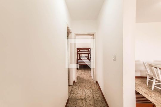 Corredor dos Quarto de apartamento para alugar com 2 quartos, 84m² em Vila Alzira, Guarujá