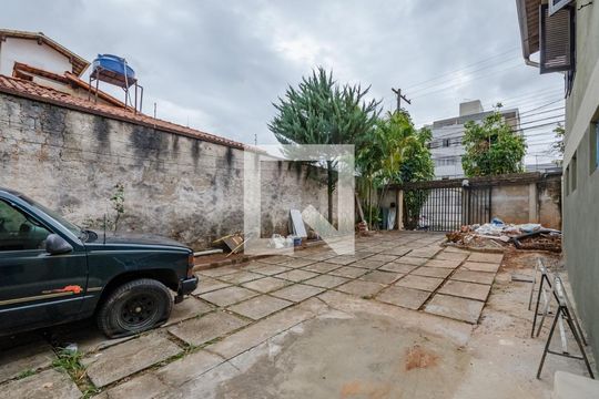 Garagem - Área Externa de kitnet/studio para alugar com 1 quarto, 27m² em Caiçaras, Belo Horizonte