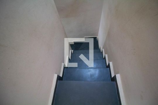 Escada de casa de condomínio para alugar com 2 quartos, 65m² em Parada Xv de Novembro, São Paulo