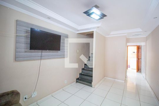 Sala de casa de condomínio para alugar com 2 quartos, 65m² em Parada Xv de Novembro, São Paulo
