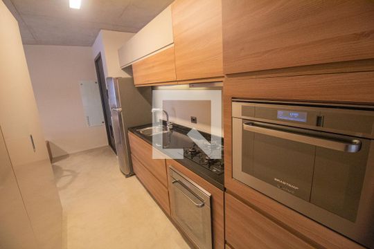Cozinha de apartamento para alugar com 1 quarto, 70m² em Jardim das Acácias, São Paulo