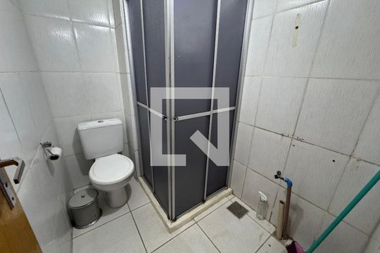 Banheiro de apartamento para alugar com 3 quartos, 52m² em Santos Dumont, São Leopoldo