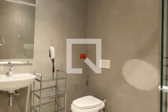 Banheiro Social de kitnet/studio para alugar com 1 quarto, 34m² em Alphaville Industrial, Barueri
