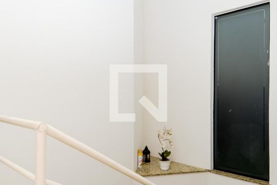 Escada Quartos/Sala de casa à venda com 4 quartos, 330m² em Vila Francisco Mineiro, Guarulhos