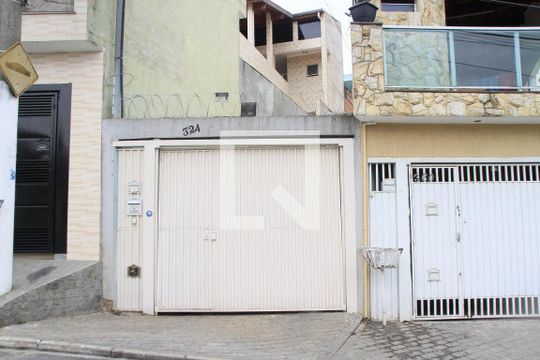 Fachada de casa à venda com 3 quartos, 120m² em Vila Carmosina, São Paulo