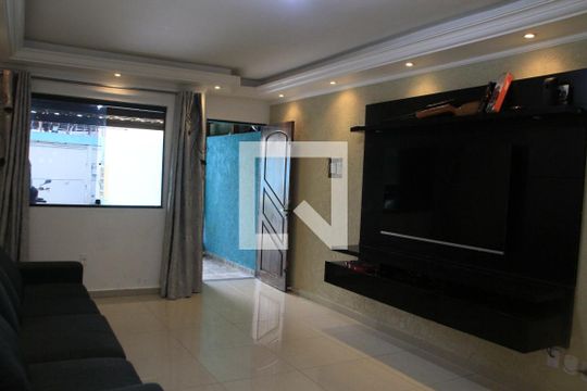 Sala de casa à venda com 3 quartos, 120m² em Vila Carmosina, São Paulo