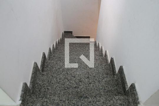 Escada de casa à venda com 3 quartos, 120m² em Vila Carmosina, São Paulo