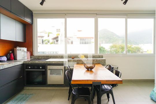 Cozinha e Área de Serviço de apartamento para alugar com 3 quartos, 297m² em Barra da Tijuca, Rio de Janeiro
