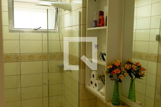 Banheiro de apartamento à venda com 1 quarto, 43m² em Jardim Itu Sabará, Porto Alegre
