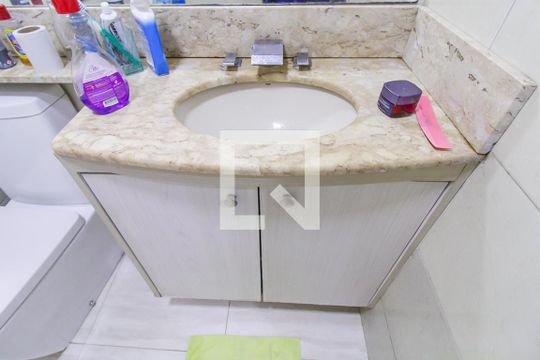 Banheiro de casa para alugar com 2 quartos, 65m² em Vila Divina Pastora, São Paulo
