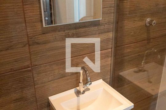 Banheiro de kitnet/studio para alugar com 1 quarto, 20m² em Fonseca, Niterói
