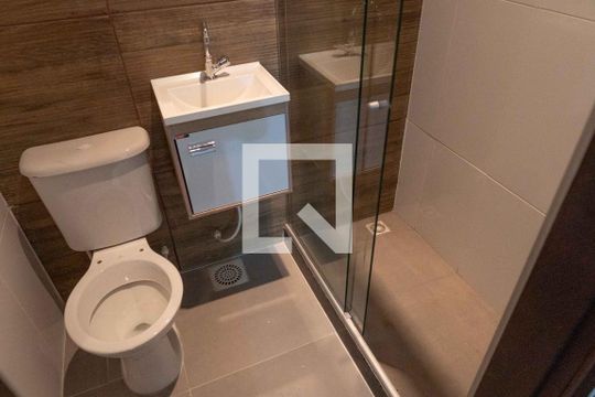 Banheiro de kitnet/studio para alugar com 1 quarto, 20m² em Fonseca, Niterói