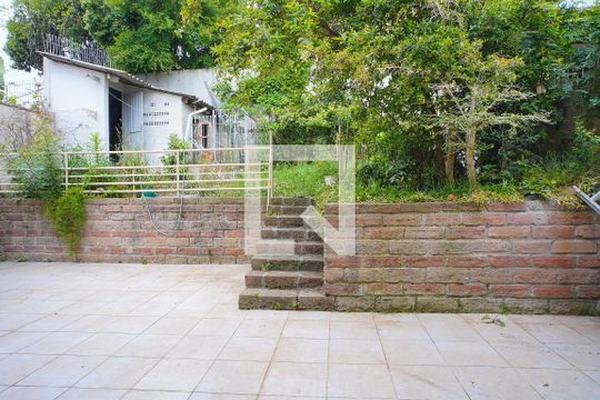 Pátio de casa à venda com 4 quartos, 220m² em Jardim Itu, Porto Alegre