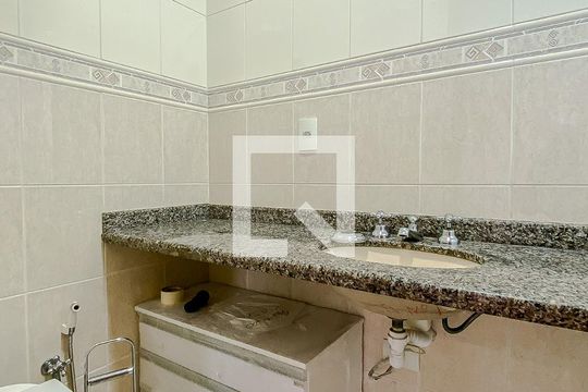Banheiro da Suíte 1 de casa de condomínio à venda com 3 quartos, 135m² em Vila Invernada, São Paulo