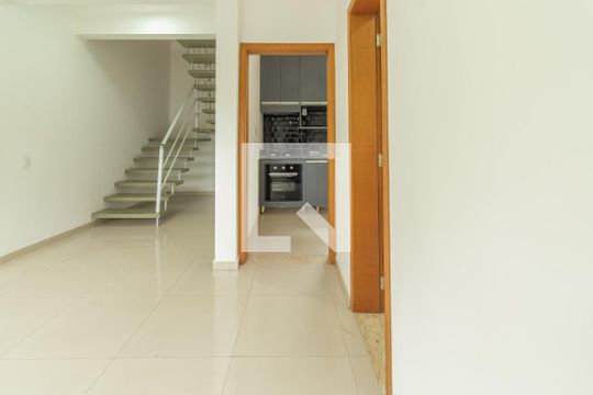 Sala de casa para alugar com 3 quartos, 400m² em Jardim dos Ipês, Embu das Artes