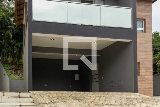 Garagem de casa para alugar com 3 quartos, 400m² em Jardim dos Ipês, Embu das Artes