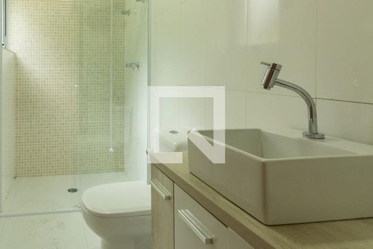 Banheiro da Suíte 1 de casa para alugar com 3 quartos, 400m² em Jardim dos Ipês, Embu das Artes