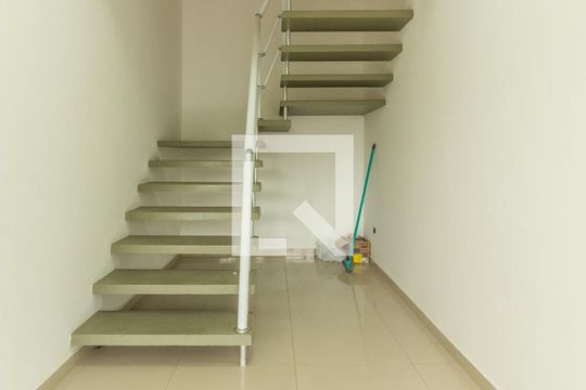 Escada de casa para alugar com 3 quartos, 400m² em Jardim dos Ipês, Embu das Artes