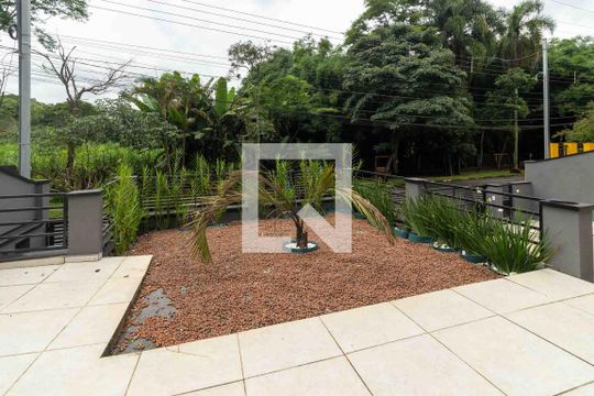 Jardim de casa para alugar com 3 quartos, 400m² em Jardim dos Ipês, Embu das Artes