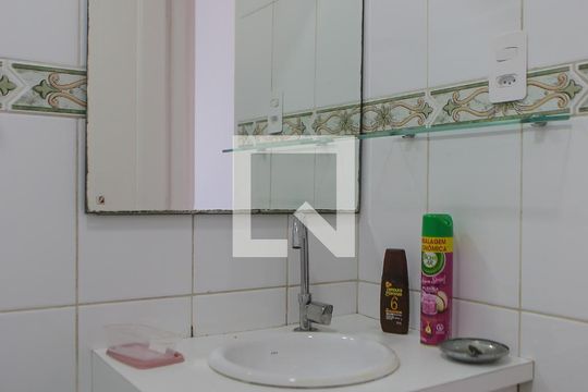 Banheiro de apartamento para alugar com 2 quartos, 60m² em Aparecida, Santos