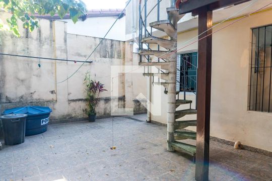 Quintal de casa à venda com 4 quartos, 159m² em Vila do Encontro, São Paulo