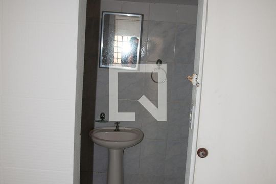 Banheiro de casa para alugar com 1 quarto, 40m² em Jardim Pérola, Contagem