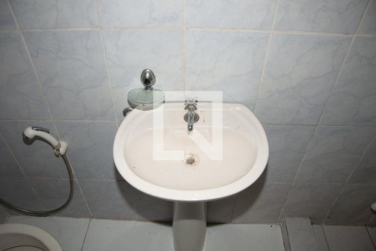 Banheiro de casa para alugar com 1 quarto, 40m² em Jardim Pérola, Contagem