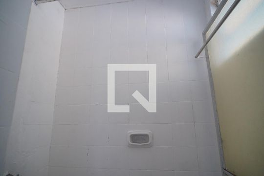 Banheiro de apartamento para alugar com 1 quarto, 40m² em Jardim Carvalho, Porto Alegre