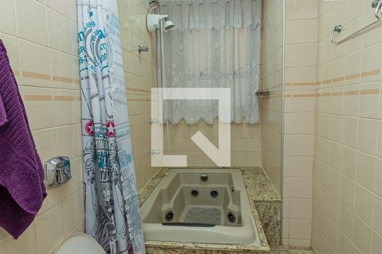 Banheiro de kitnet/studio para alugar com 1 quarto, 42m² em Centro, Campinas