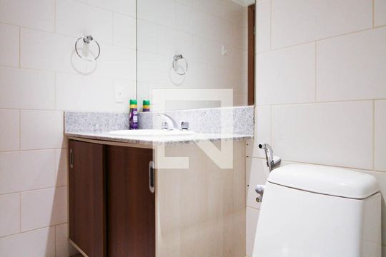 Banheiro de kitnet/studio para alugar com 2 quartos, 44m² em Quadra 2, Brasília