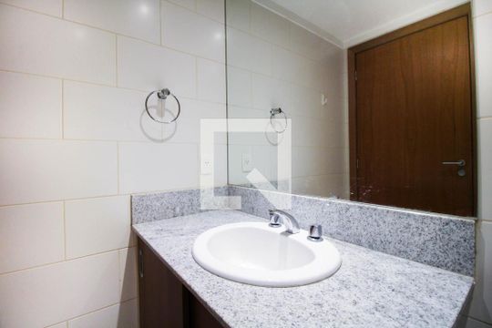 Banheiro de kitnet/studio para alugar com 2 quartos, 44m² em Quadra 2, Brasília