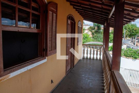 varanda de casa para alugar com 3 quartos, 150m² em Xangri-la, Contagem