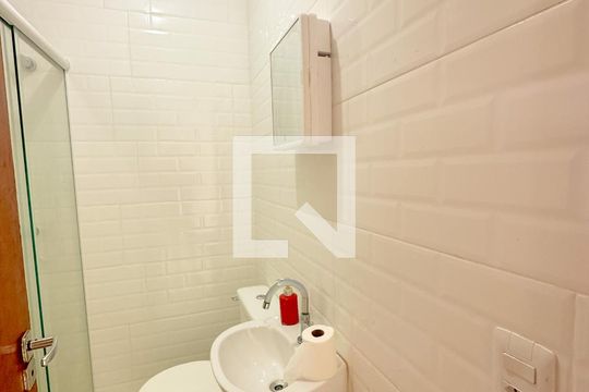 Banheiro de apartamento para alugar com 1 quarto, 25m² em Ingleses do Rio Vermelho, Florianópolis