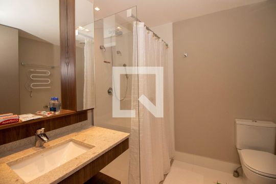 Banheiro de kitnet/studio para alugar com 1 quarto, 40m² em Petrópolis, Porto Alegre