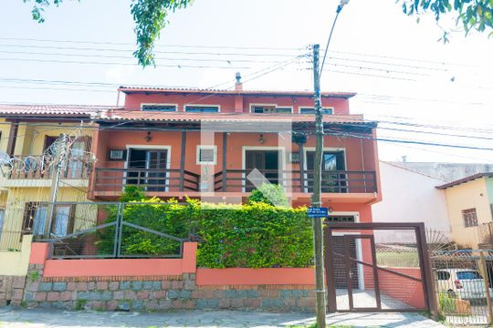 Fachada de casa à venda com 4 quartos, 320m² em Tristeza, Porto Alegre