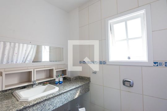 Banheiro da Suíte de casa à venda com 4 quartos, 320m² em Tristeza, Porto Alegre