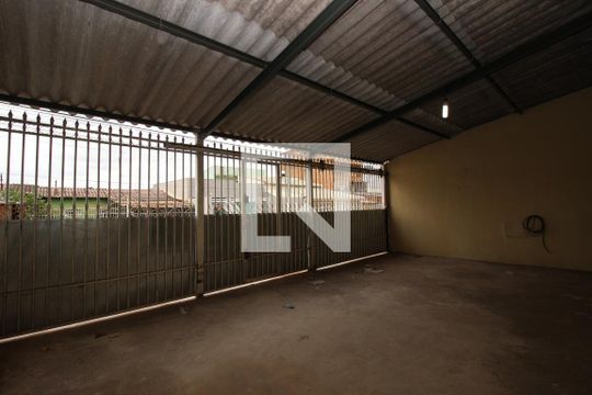 Garagem de casa para alugar com 3 quartos, 120m² em Ceilândia Sul (ceilândia), Brasília