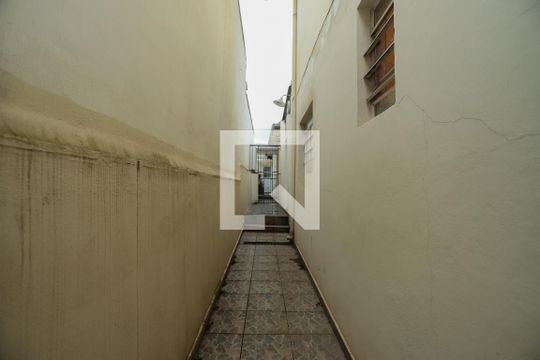 Corredor Externo de casa para alugar com 2 quartos, 72m² em Alto de Pinheiros, São Paulo
