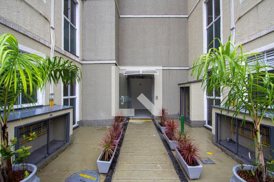 Entrada do bloco de apartamento para alugar com 2 quartos, 40m² em Vila Lage, São Gonçalo