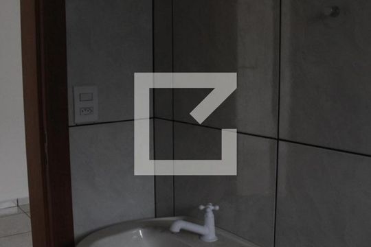 Banheiro de apartamento para alugar com 2 quartos, 55m² em Jardim Quaresmeira, Suzano